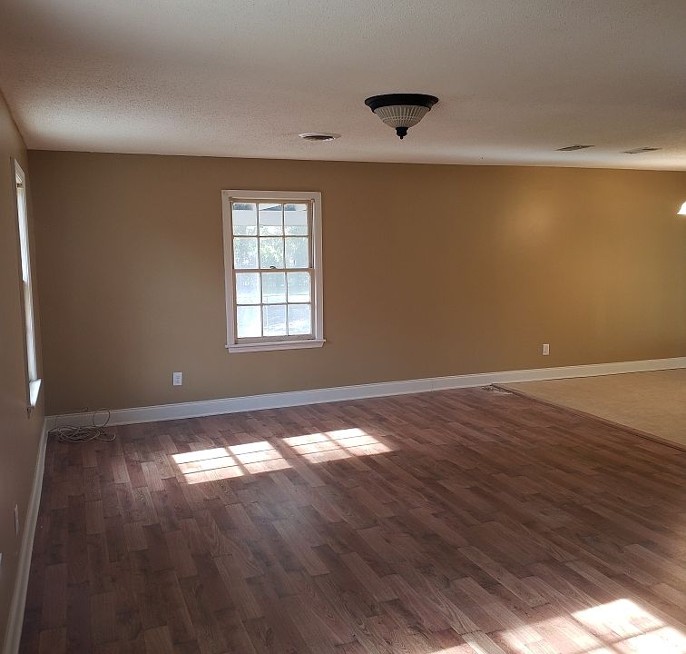 1st image of 140 Creekside Dr