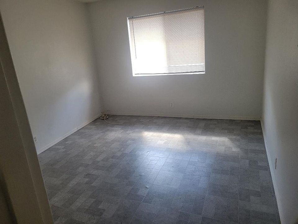 1st image of 1984 Mayflower Pl #3