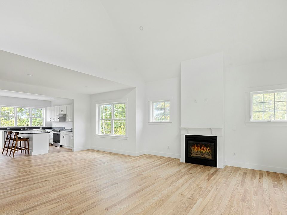 Living room unstaged