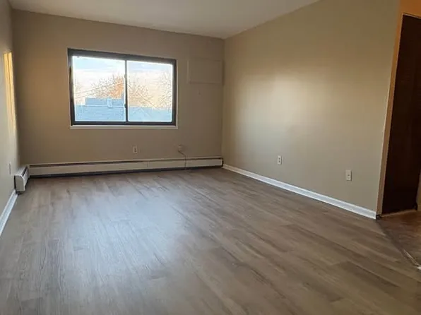 3250 E 49th St APT 4, Cleveland, OH 44127
