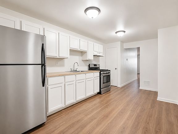 3rd image of 1015 Potter St