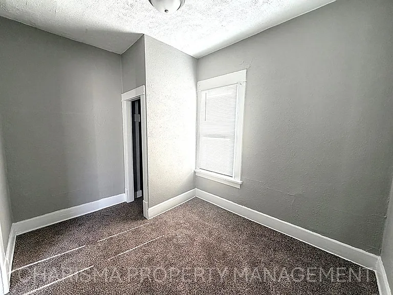 316 E 15th St — Photo 15