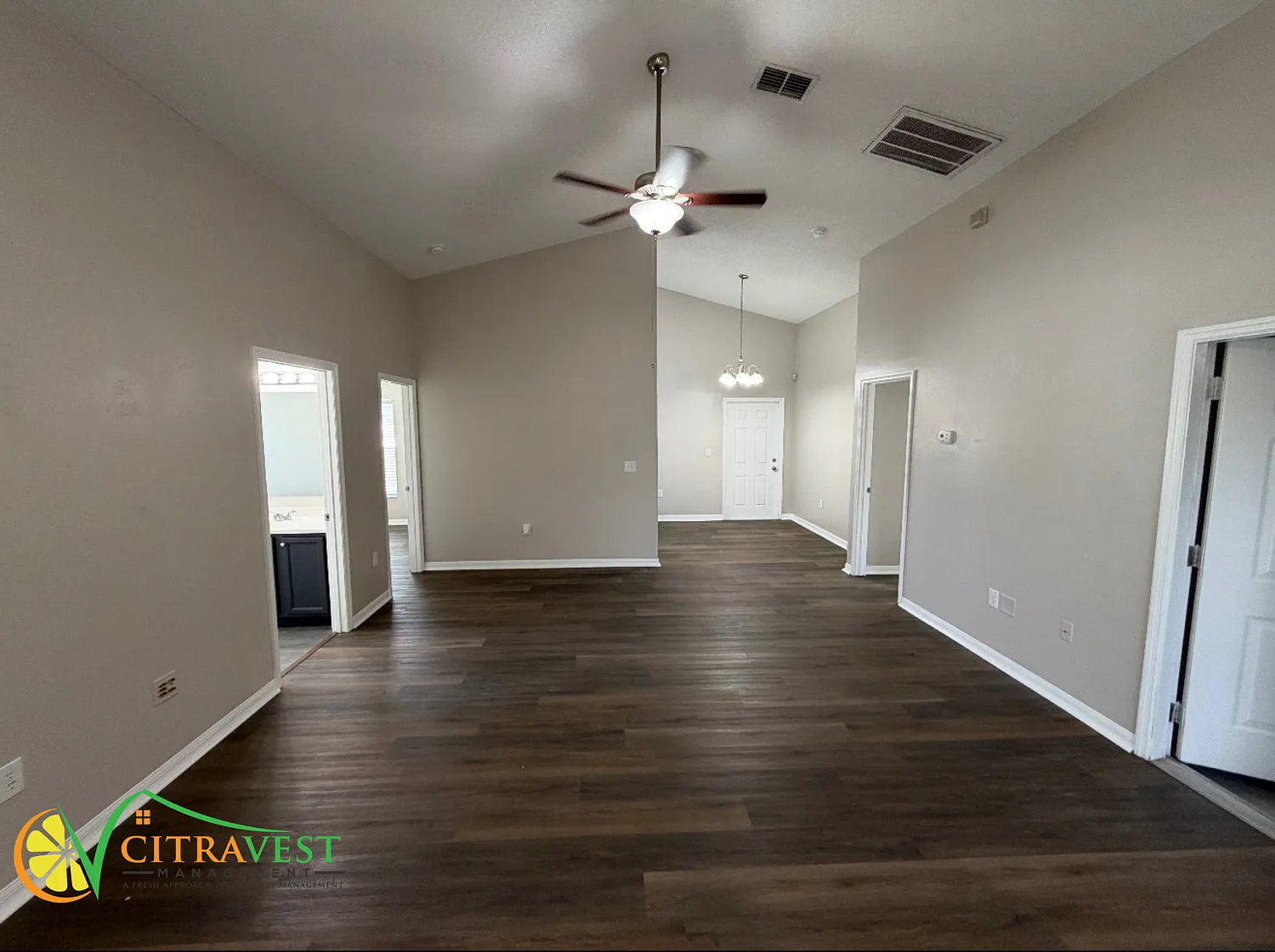 4 Bed / 2 Bath Large Fenced Yard! in Poinciana! — Photo 2