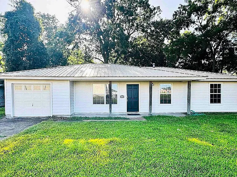 Charming 3 Bed/2 Bath Single Family Home in Beaumont, TX - Available 09/01 - $2200 — Photo 1
