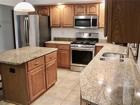 5th image of 100 Hickory Dr