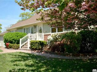 661 Udall Rd, West Islip, NY 11795