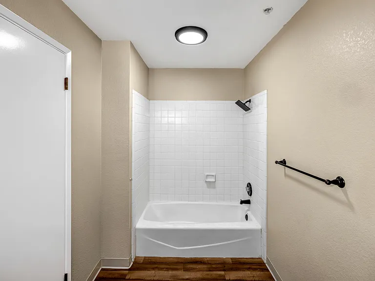 The Gables Apartments — Photo 7