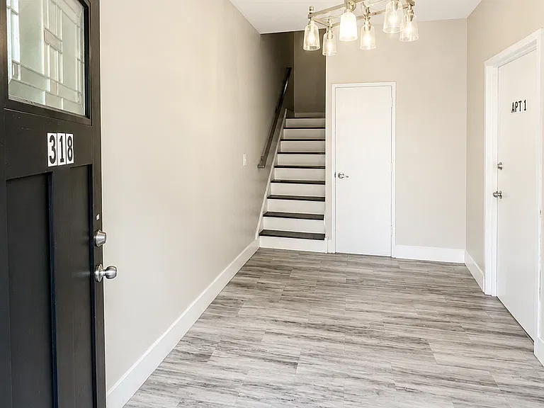 318 W Runyon St #3 — Photo 2