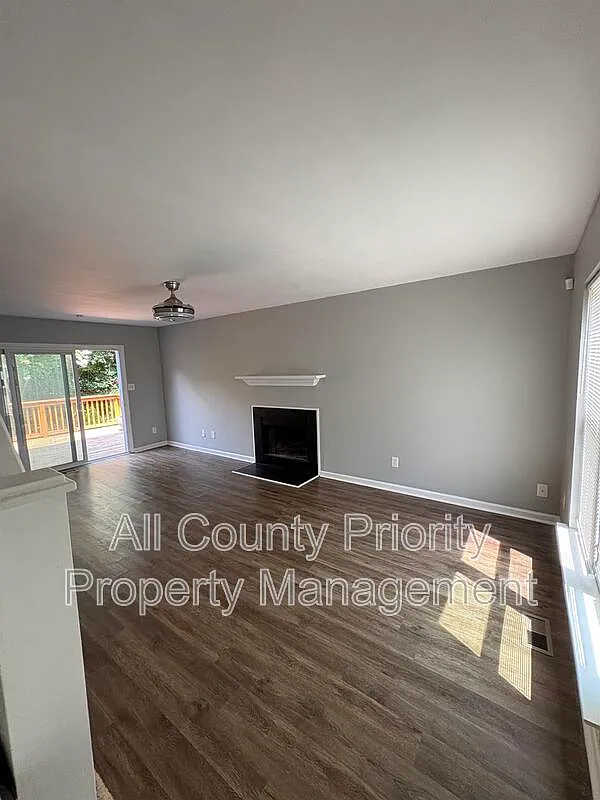 3 bed, 2.5 bath, $2,250 — Photo 4