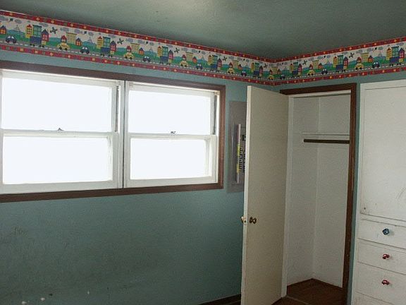 4th image of 811 S Evergreen Dr