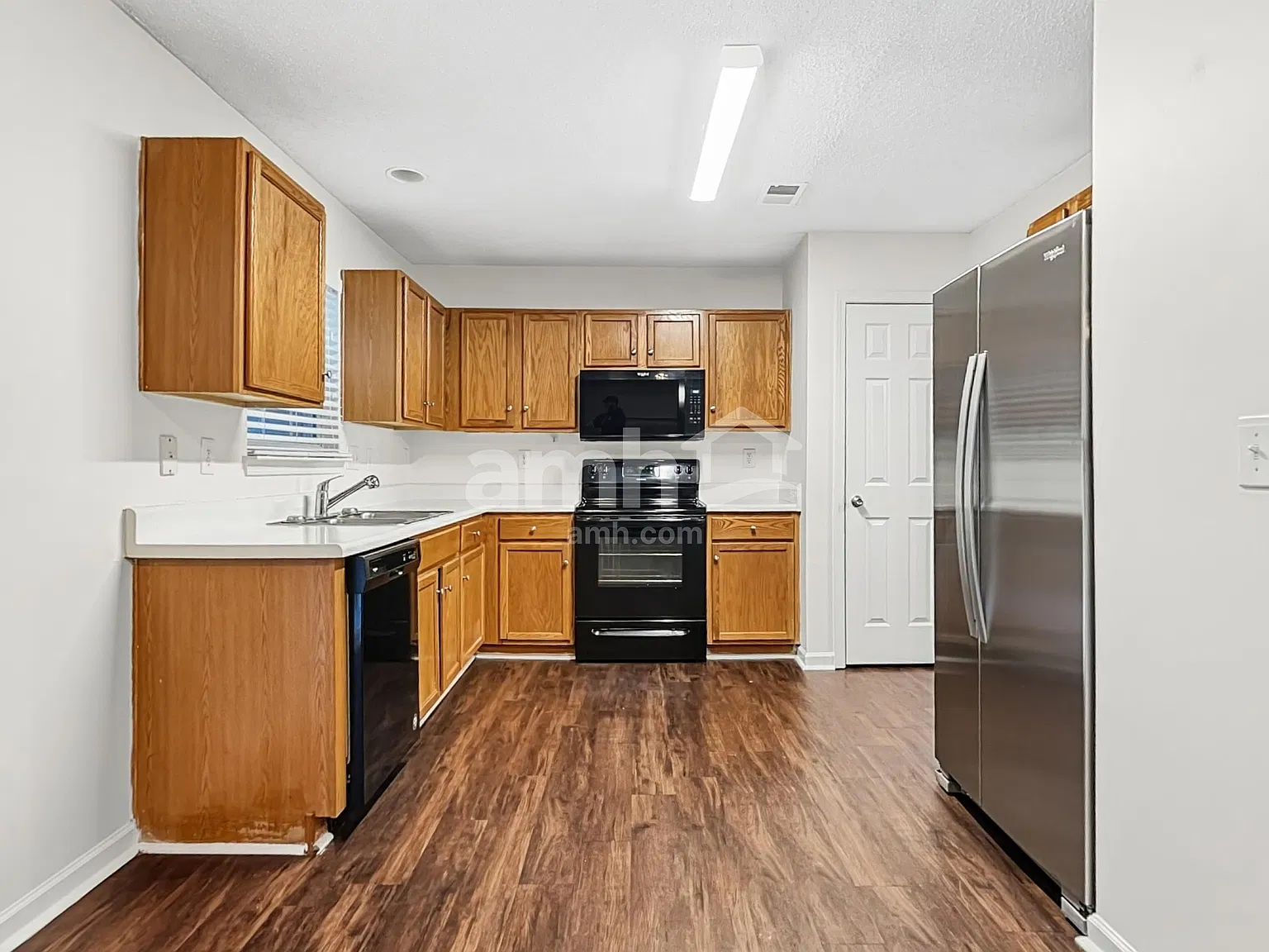 3 bed, 2.5 bath, 1744 sqft, $1,980 — Photo 3