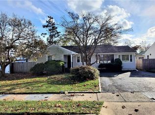 10 Newmarket Rd, Syosset, NY 11791