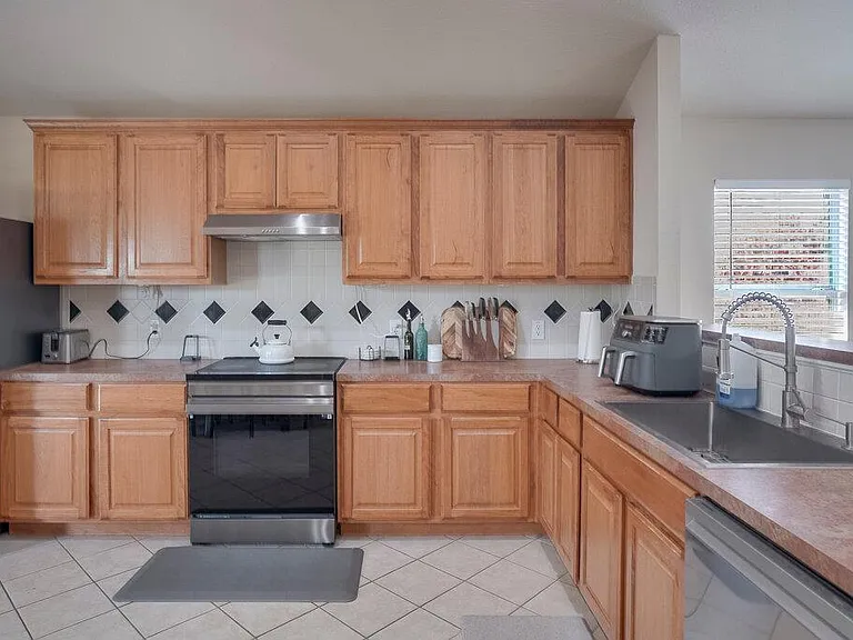 2724 Kickapoo Cavern Dr — Photo 10