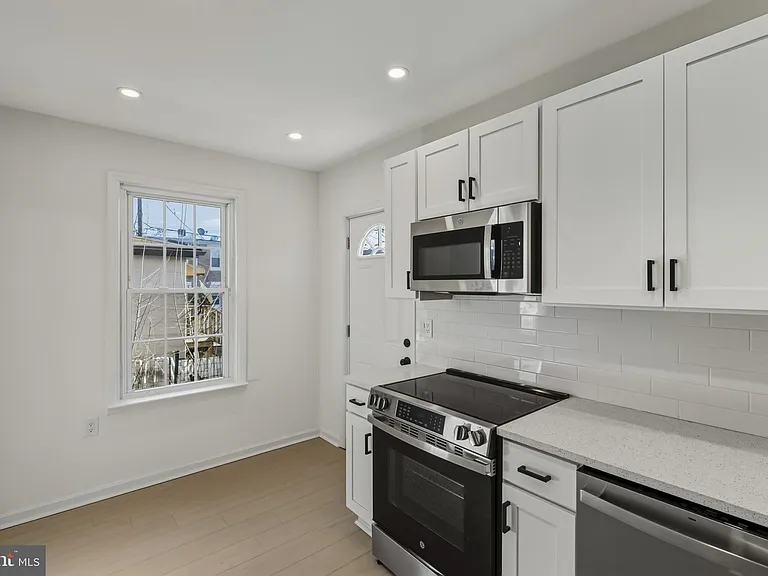 507 Washburn Ave — Photo 3