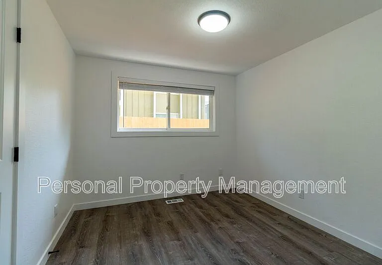4325 E 17th St #6 — Photo 9