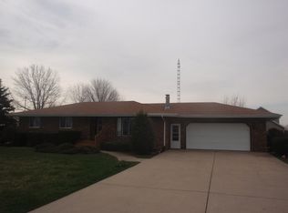 900 Wenzel Rd, Peru, IL 61354