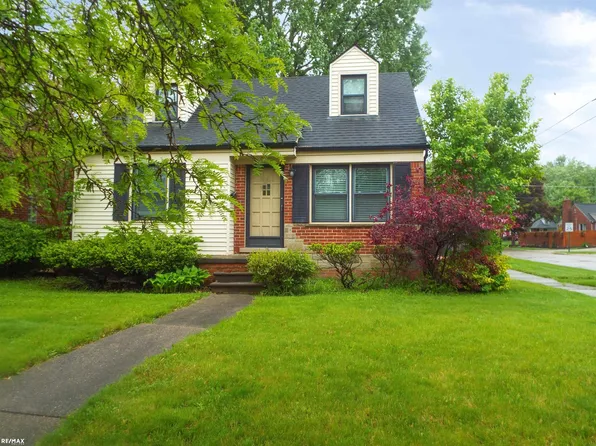 21102 Lancaster St, Harper Woods, MI 48225