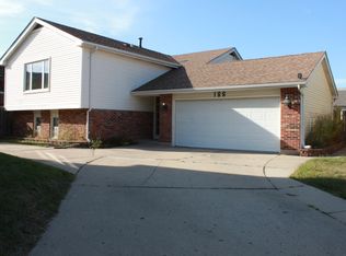 188 Hastings Mill Rd, Streamwood, IL 60107