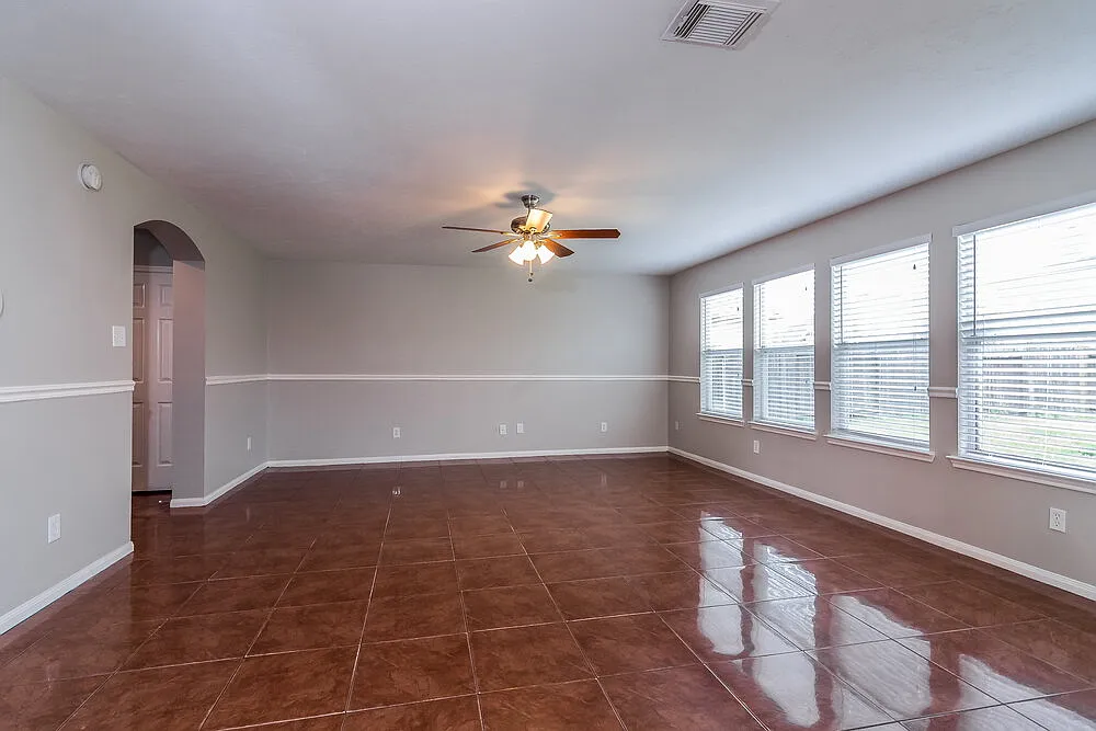 3 bed, 2.5 bath, 1888 sqft, $1,930 — Photo 2