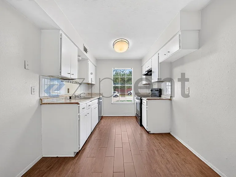 2207 Montclair Dr — Photo 10