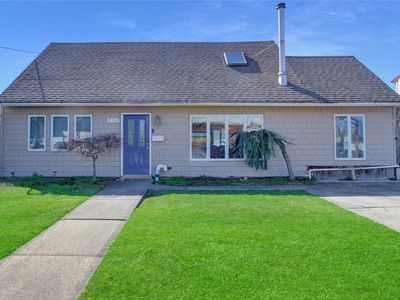 2306 Penatiquit Avenue, Seaford, NY, 11783
