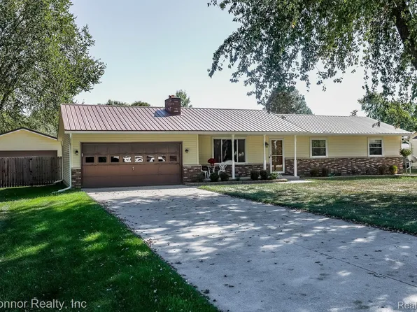 3082 Stoneybrook Ln, Port Huron, MI 48060