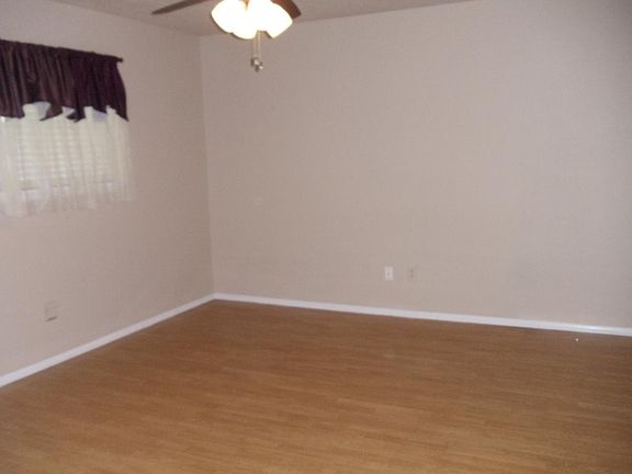 Living room w/lamiate wood floors