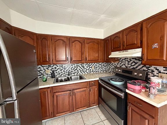 5th image of 322 W Douglass St