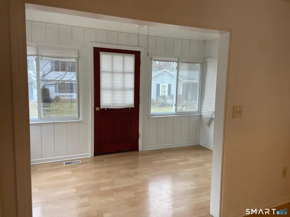 4 McKendry Ct, Norwalk, CT 06853