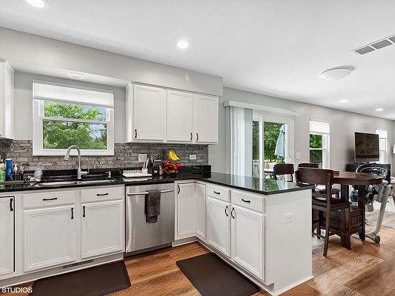 3rd image of 2816 Yosemite Dr