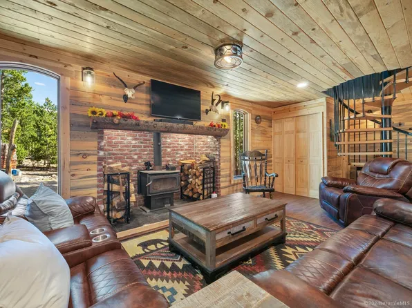 8 Guffy Rd, Laramie, WY 82070