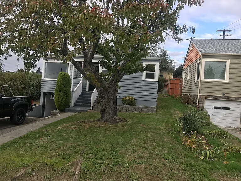 2052 E 16th St — Photo 2
