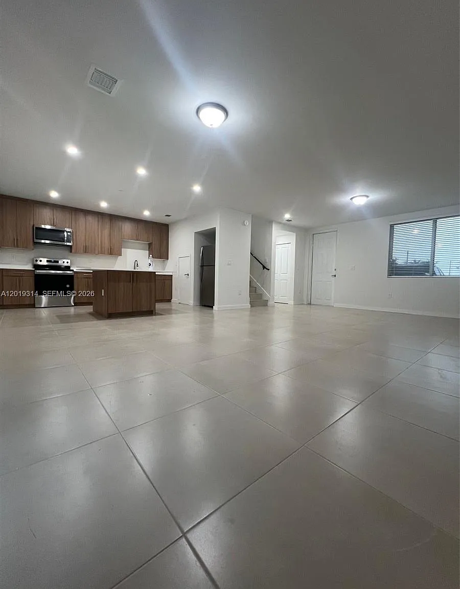 3 bed, 2.5 bath, 1500 sqft, $2,650 — Photo 2