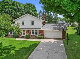 264 Oaklawn Ct, Pewaukee, WI 53072