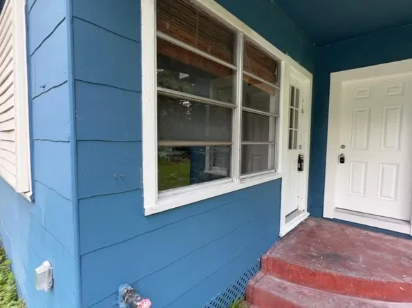 310 N Rock Island St, Angleton, TX