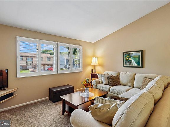 4th image of 146 Holly Cir