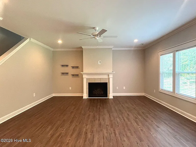 404 Endicott Ct — Photo 4