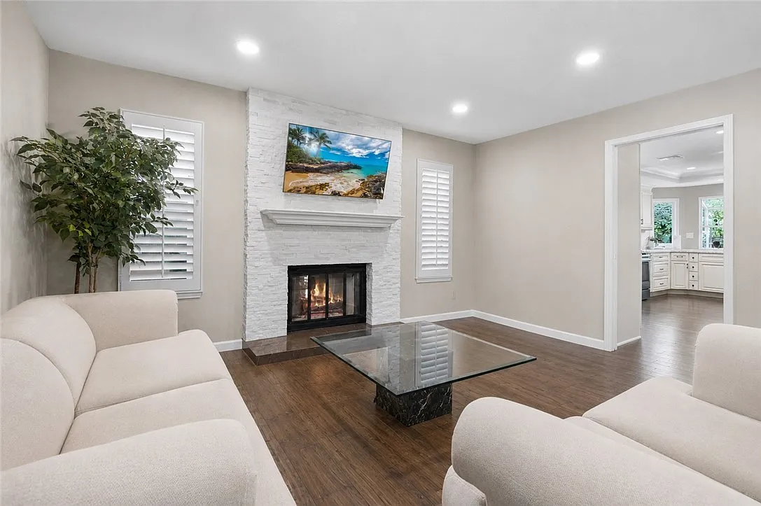 3 bed, 2.5 bath, 1903 sqft, $4,995 — Photo 3
