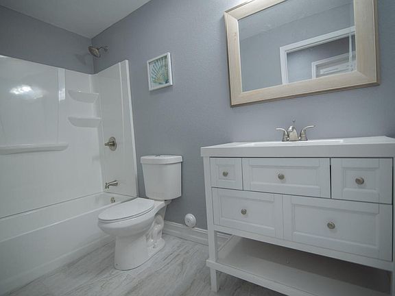 Hall Bathroom- Pic 1