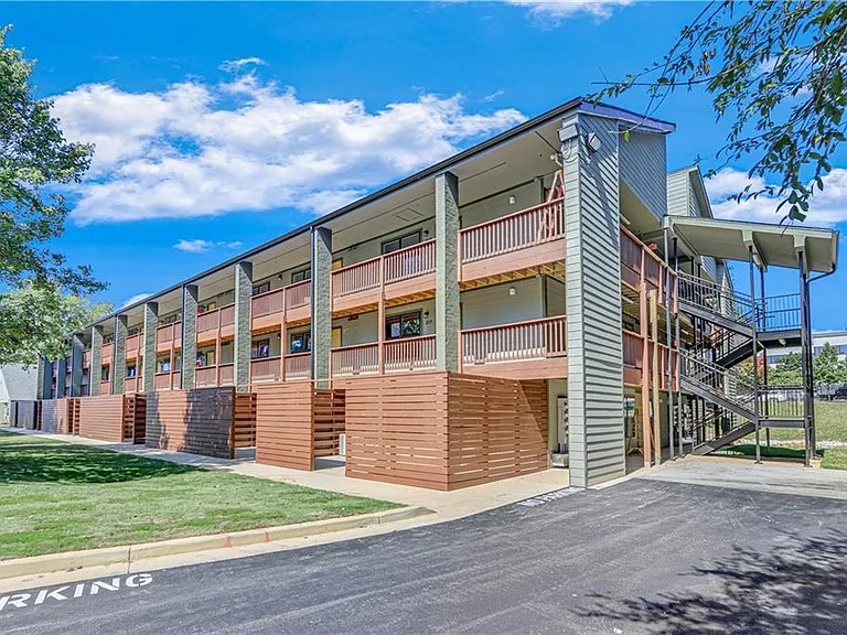 710 Jesse Jewell Parkways Se Corner Level 2 #200 — Photo 17
