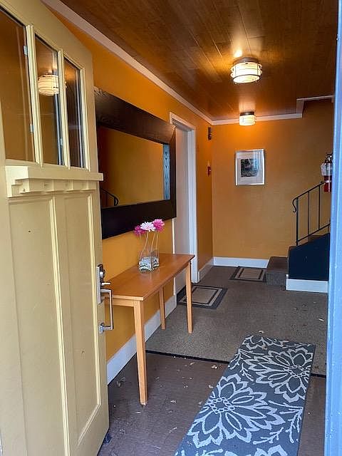 Mid-Century modern buidling entrance, approx 10 stairs to unit