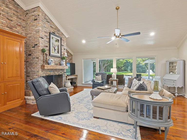 2407 E Broussard Rd — Photo 5