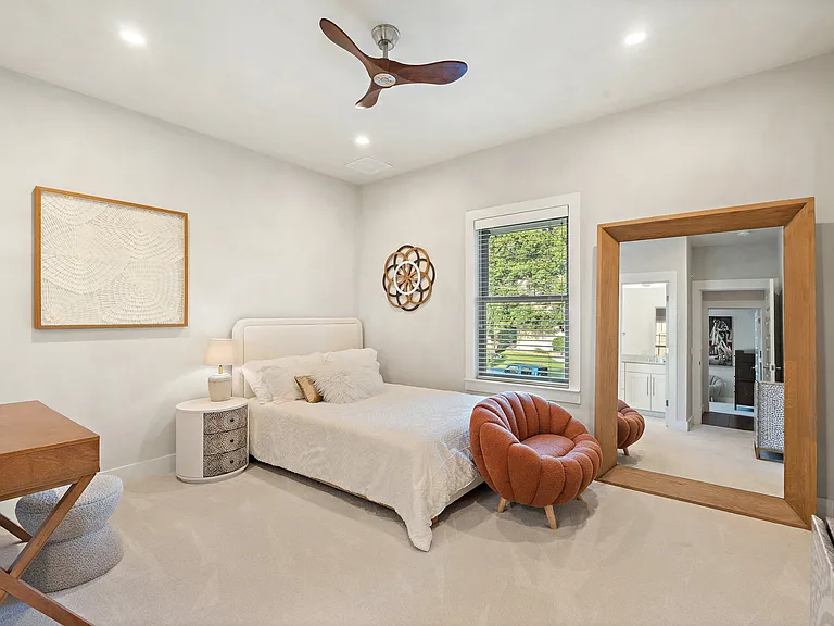 1002 Meriden Ln — Photo 30