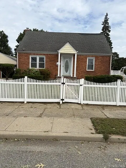 4 bed, 2.0 bath, 1739 sqft, $4,500 — Photo 1