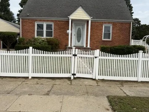 987 Center Dr, Franklin Square, NY 11010
