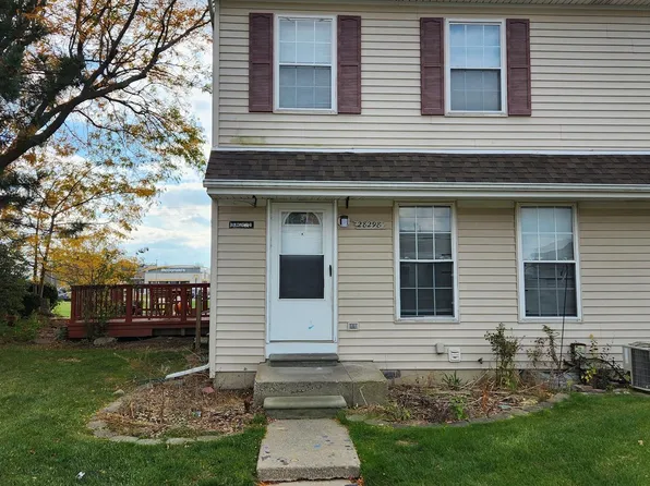 28298 Raleigh Crescent Dr, Chesterfield, MI 48051