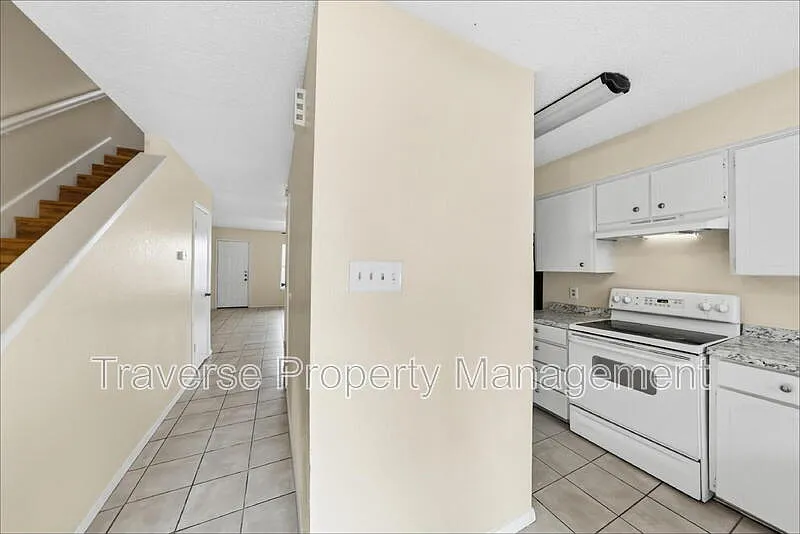 2 bed, 1.5 bath, 1052 sqft, $1,295 — Photo 3