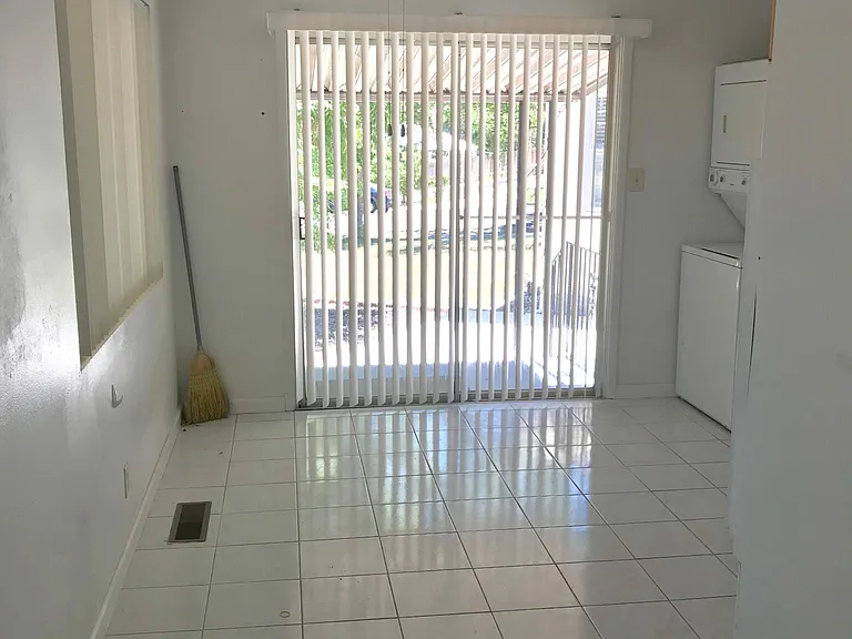 1215 The Strand — Photo 10