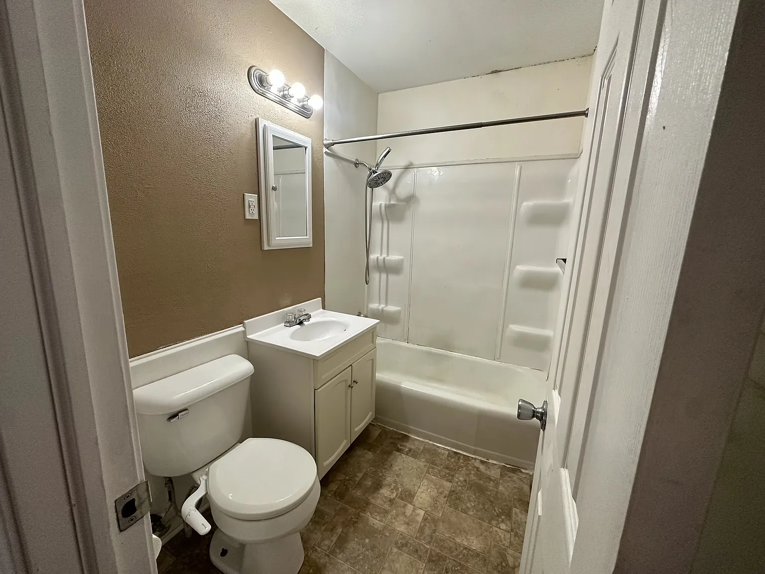3 bed, 864 sqft, $1,300 — Photo 3