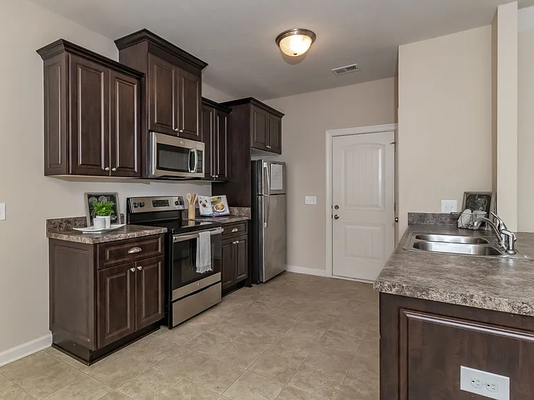 906 Erika Ln — Photo 10